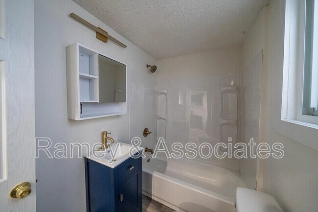 Building Photo - 837 E Burnett Ave