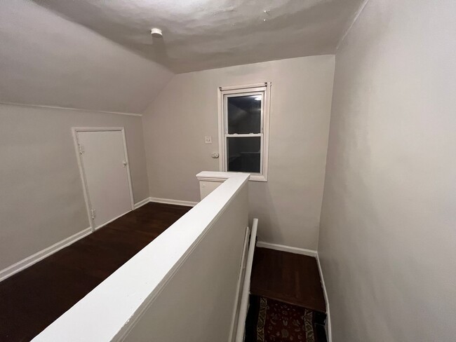 Building Photo - 3 Bed 1 Bath bungalow with basement on eas...