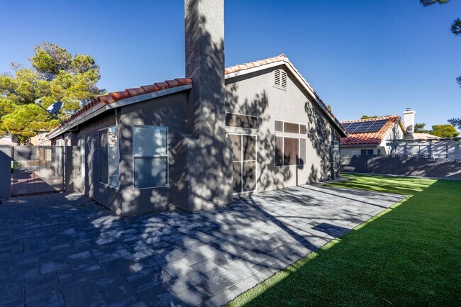 Building Photo - Single Story, 3 Bedroom, Peccole Ranch Beauty