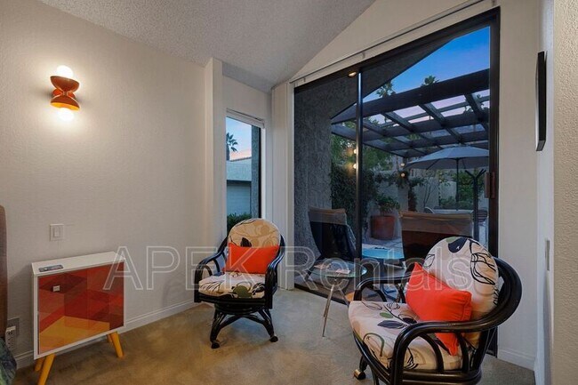 Building Photo - 1317 E Amado Rd