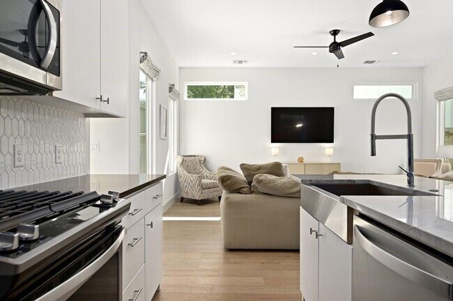 Building Photo - 5212 Huisache St