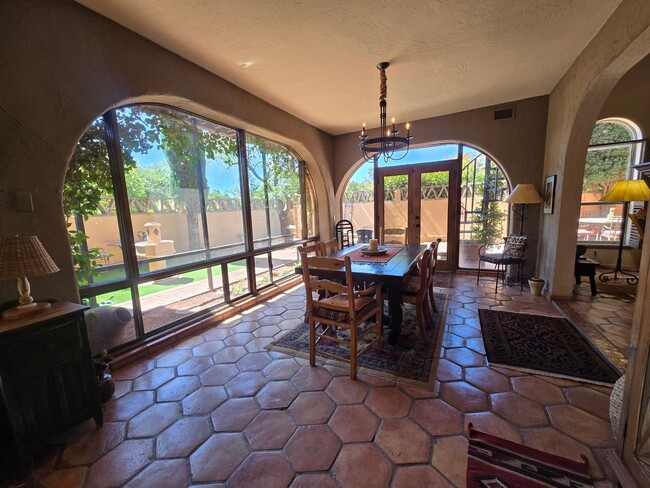Building Photo - Furnished, 6-12 month rental