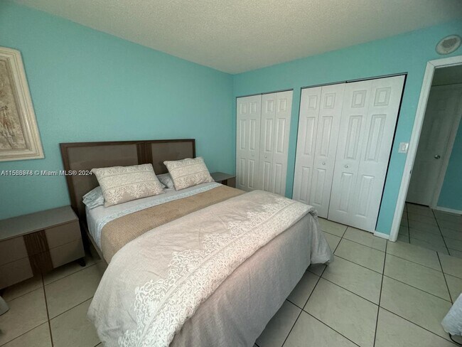 Building Photo - 1817 S Ocean Dr