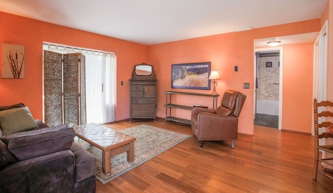 Building Photo - Lovely Langley Condo and Pet Friendly!
