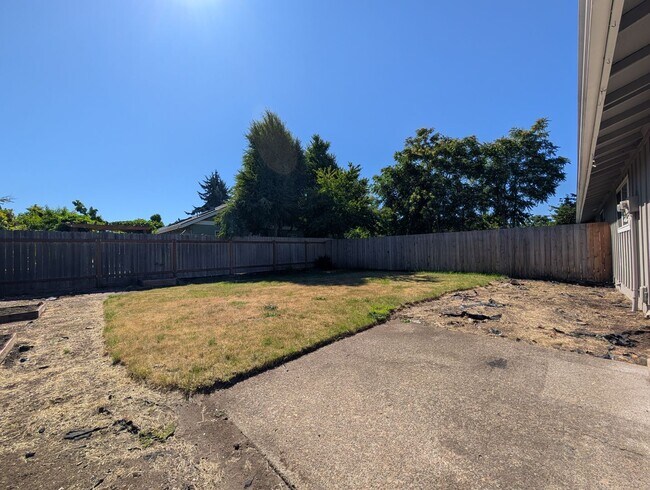 Building Photo - Newly Remodeled 2-Bedroom, 1-Bath Duplex in Thurston Area of Springfield!