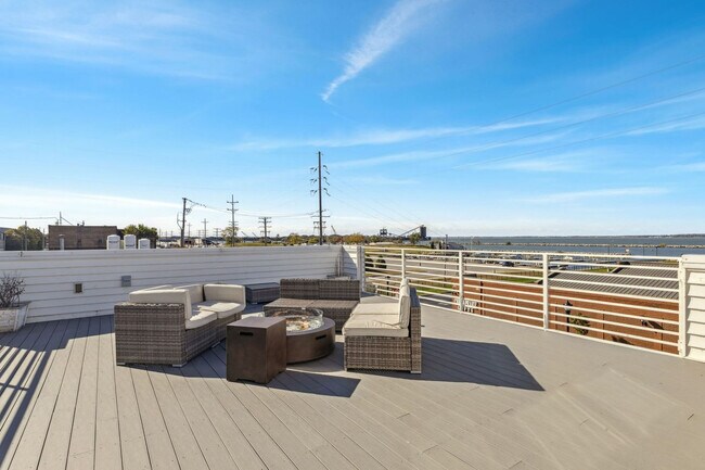 Building Photo - 412 W Shoreline Dr
