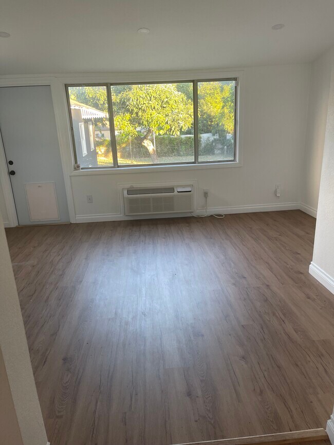 Building Photo - 826 E Elmwood Ave