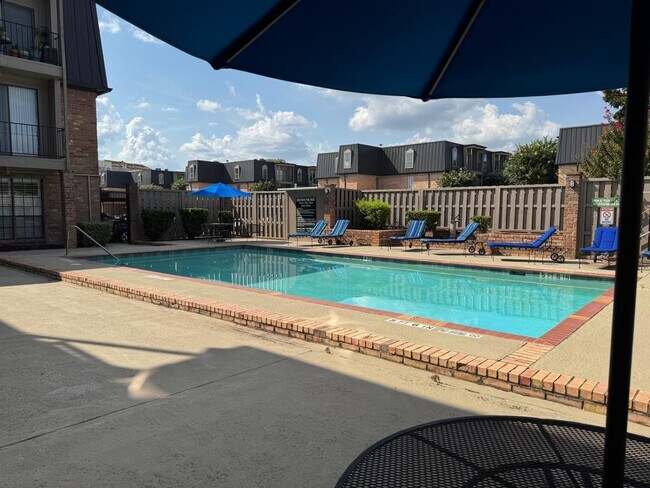 Building Photo - 2425 Underwood St