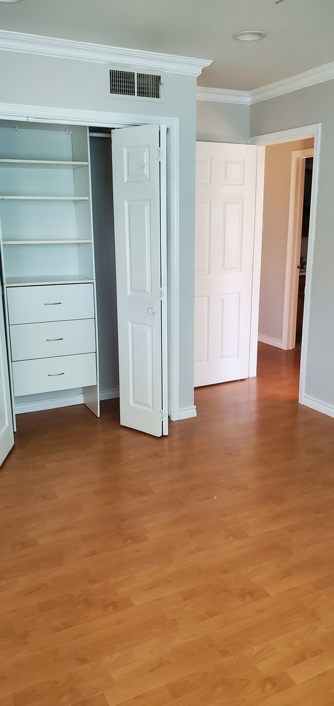 Building Photo - 900 Hill Top Dr