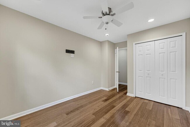 Building Photo - 8605 Western Oak Dr