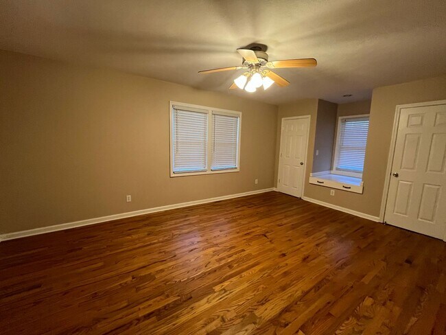 Building Photo - 2206 Briarcliff Dr