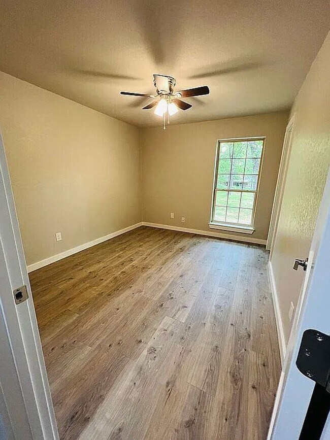 Building Photo - 2605 W Highland Dr