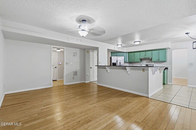 Building Photo - 1117 W Bend Ln