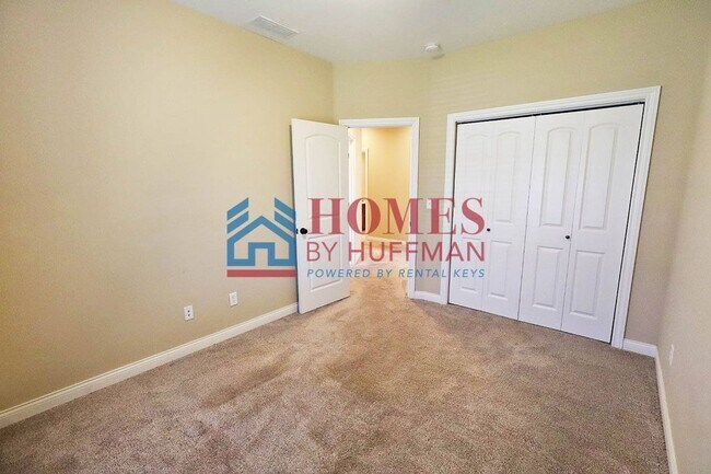 Building Photo - Three Bedroom | Two Bathroom | Newburgh