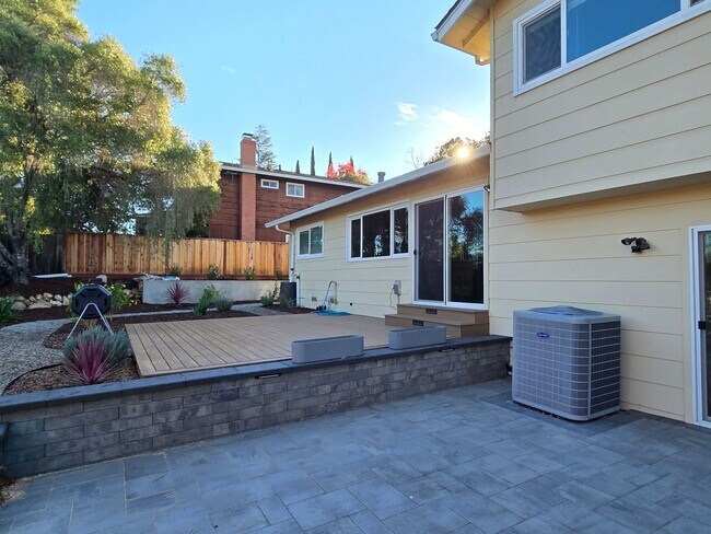 Building Photo - Spacious Tri-Level Home, 11.5kW Solar, 30kW Backup Batteries, Car Charger, A/C, Remodeled Inside ...