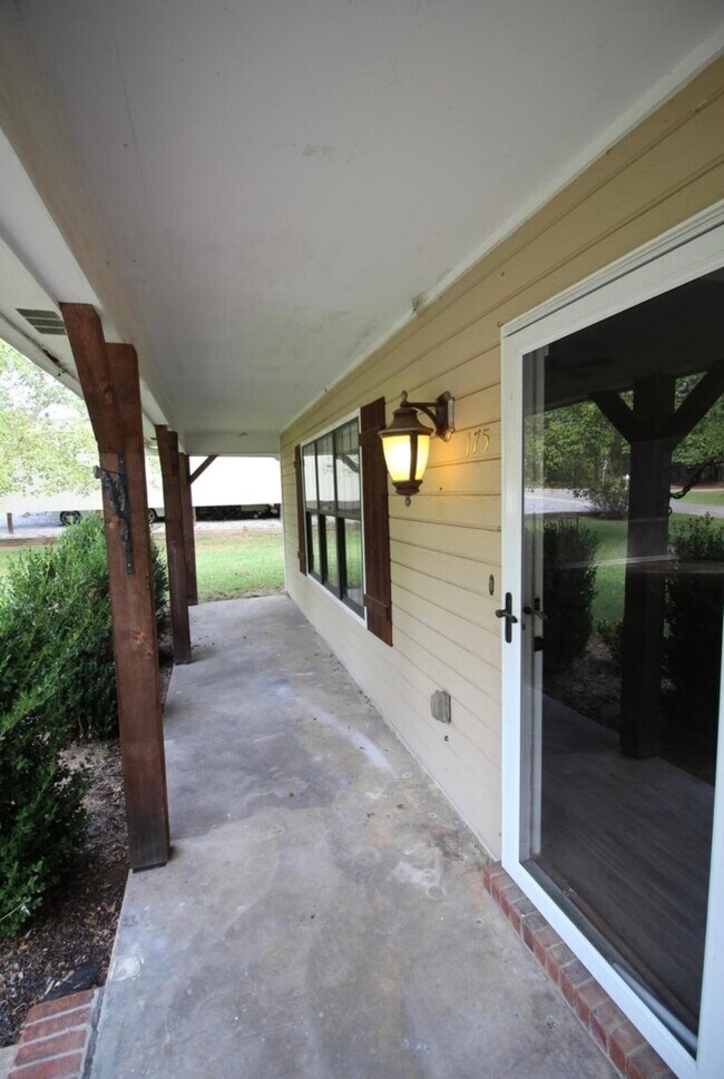 Building Photo - 175 Fern Ridge Rd