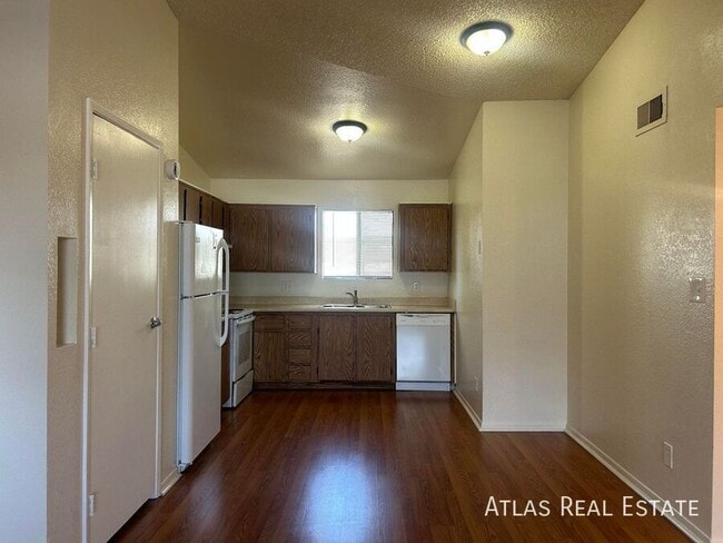 Building Photo - 465 W Ivyglen St