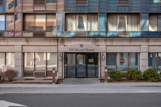 Building Photo - 300 Broad St