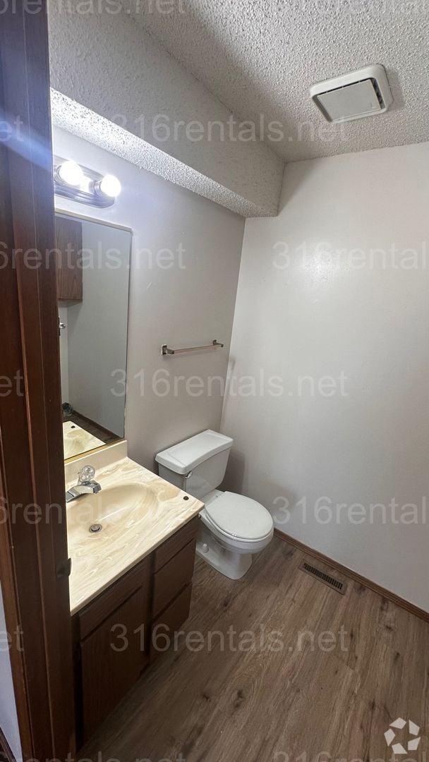 Building Photo - $895 - 2 bed 1.5 bath - Recently Remodeled...