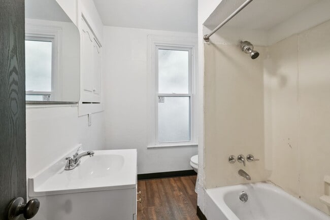 Building Photo - 2 bed 1 bath - great location, spacious, l...