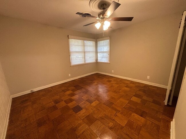 Building Photo - Large home in Brooadmor!