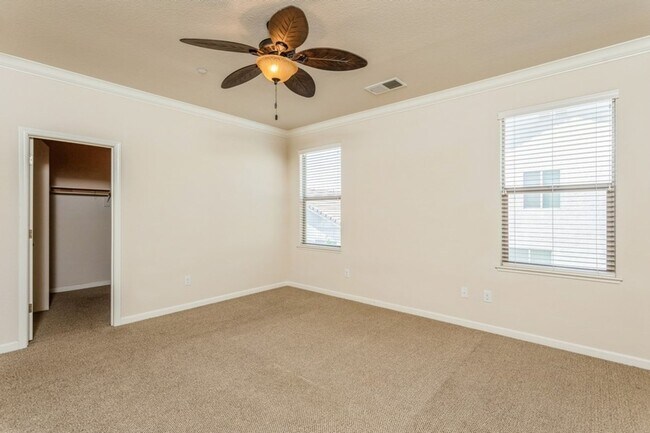 Building Photo - Gorgeous Roseville Home in Gated Community!