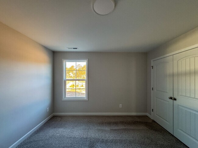 Building Photo - Stunning 4 Bed Home with Fenced Backyard