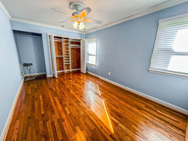 Building Photo - Cheerful 3 Bedroom 2 Bathroom With Office And Spacious Fenced Yard In Beautiful Pimmit Hills