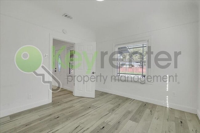 Building Photo - 4404 Lantana Ave