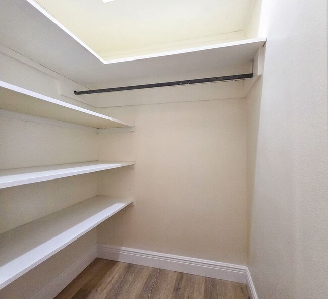 Building Photo - Beautifully Renovated 3/2 in Madison Park
