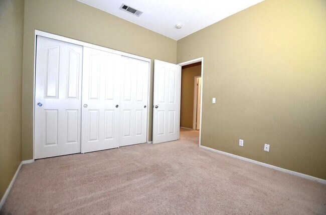 Building Photo - 4Br/3-1/2 bathroom Home