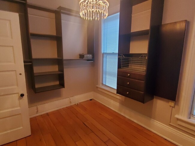 Building Photo - Historic eastside townhome