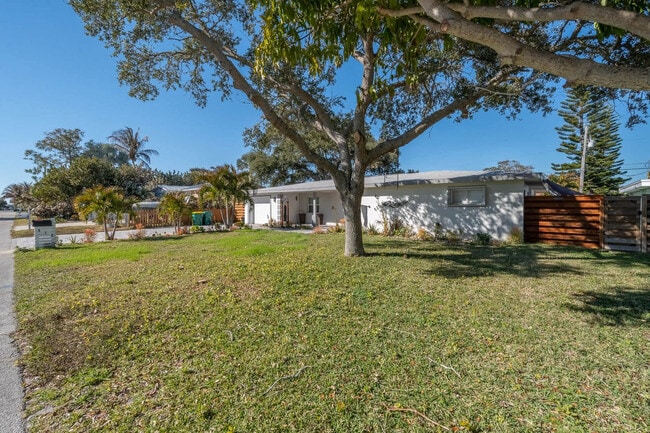 Building Photo - 415 N Shore Dr