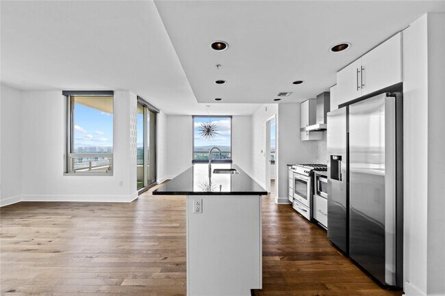Building Photo - 300 Bowie St
