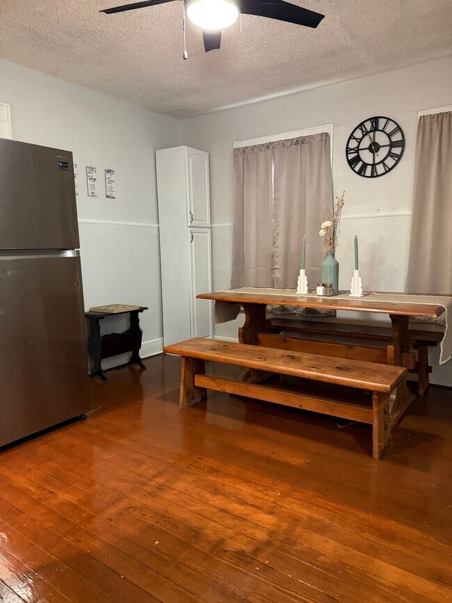Building Photo - Charming 2-bedroom, 1-bath home