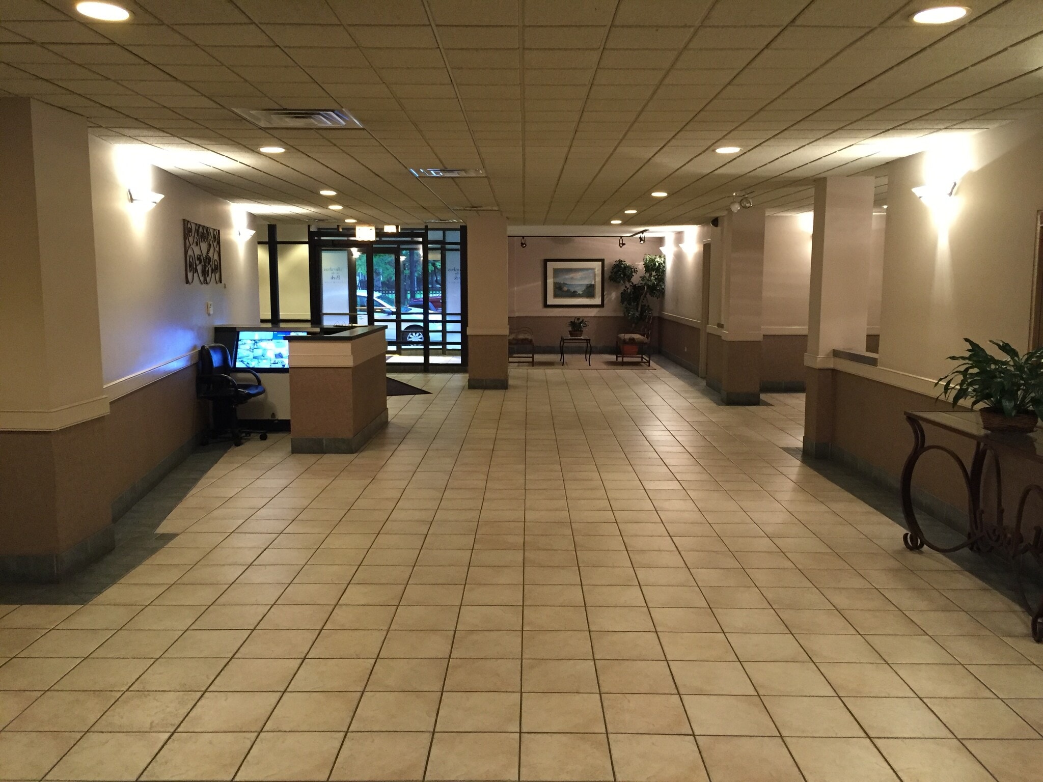 Foyer w/ Doorman - 811 S Lytle St