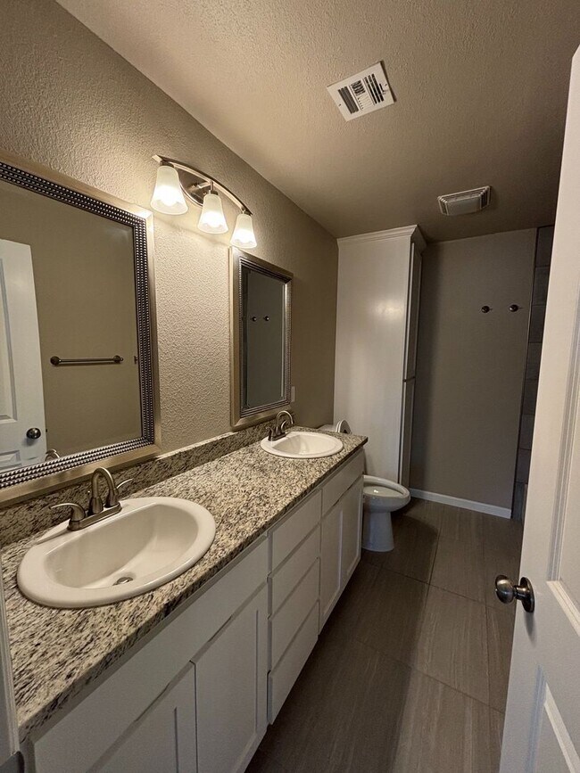 Building Photo - Large 4-bedroom, 2-bathroom home