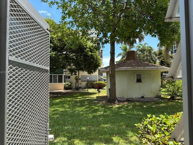 Building Photo - 1333 E Hallandale Beach Blvd
