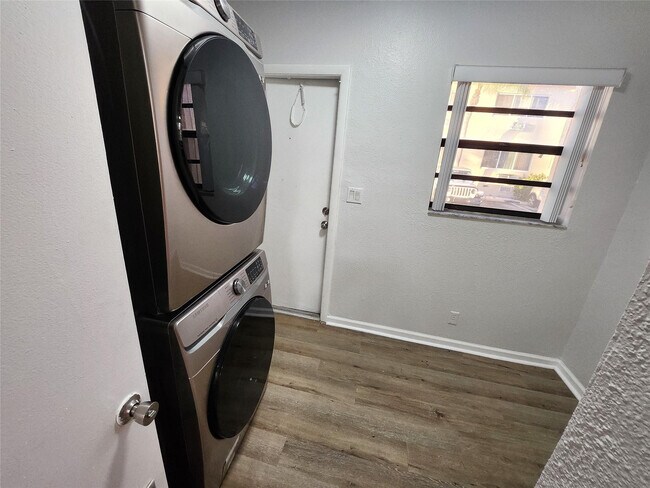 Building Photo - 513 S Ocean Dr