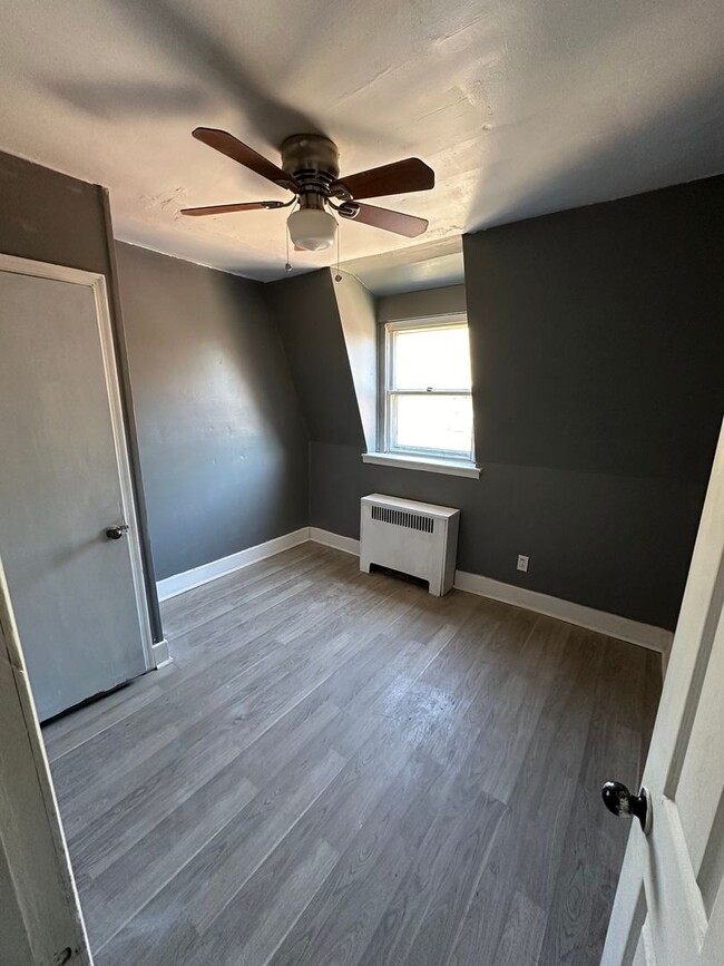 Building Photo - 3 Bed, 1 Bath Townhome