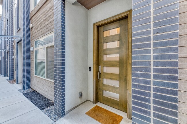 Building Photo - 2103 W 32nd Ave