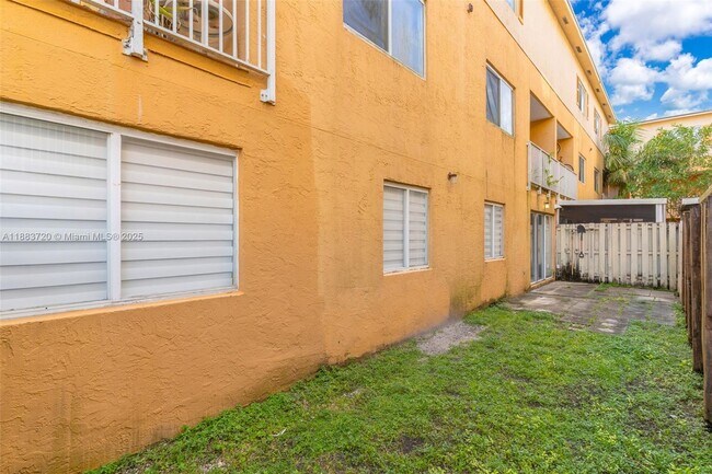Building Photo - 6235 SW Kendale Lakes Cir