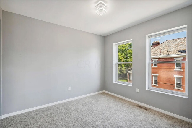 Building Photo - 921 Linwood Ave