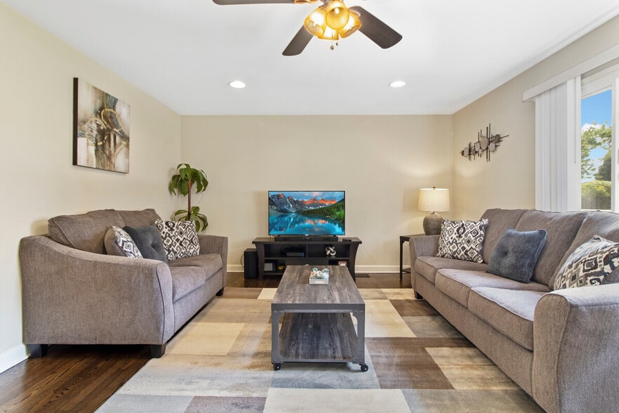 Building Photo - 9424 Sumac Rd