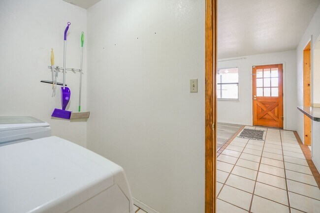 Building Photo - Spacious 3 Bedroom 2 bath with Solar Panels