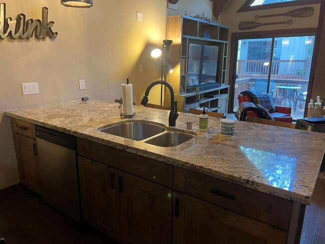 Building Photo - Nicely Remodeled Fully Furnished Condo