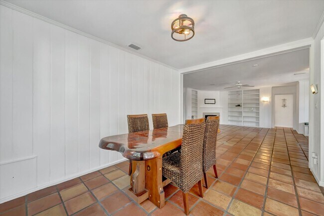 Building Photo - ALL THE CHARM! - Siesta Key 1+ acre on the Bay - 3 bed/ 2 bath pool home