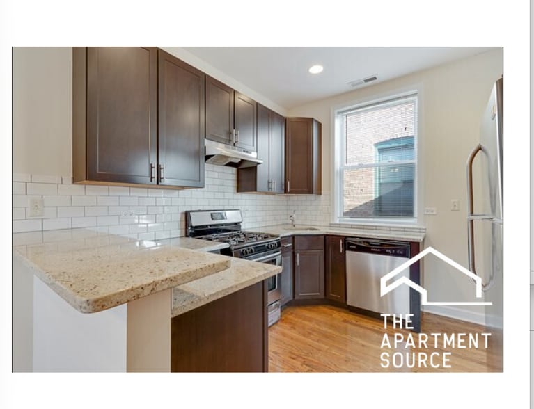 Building Photo - 839 W Cornelia Ave