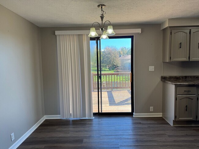 Building Photo - Bright and spacious split-entry home with ...