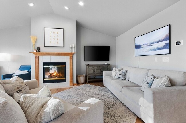 Building Photo - River Point Court Duplex